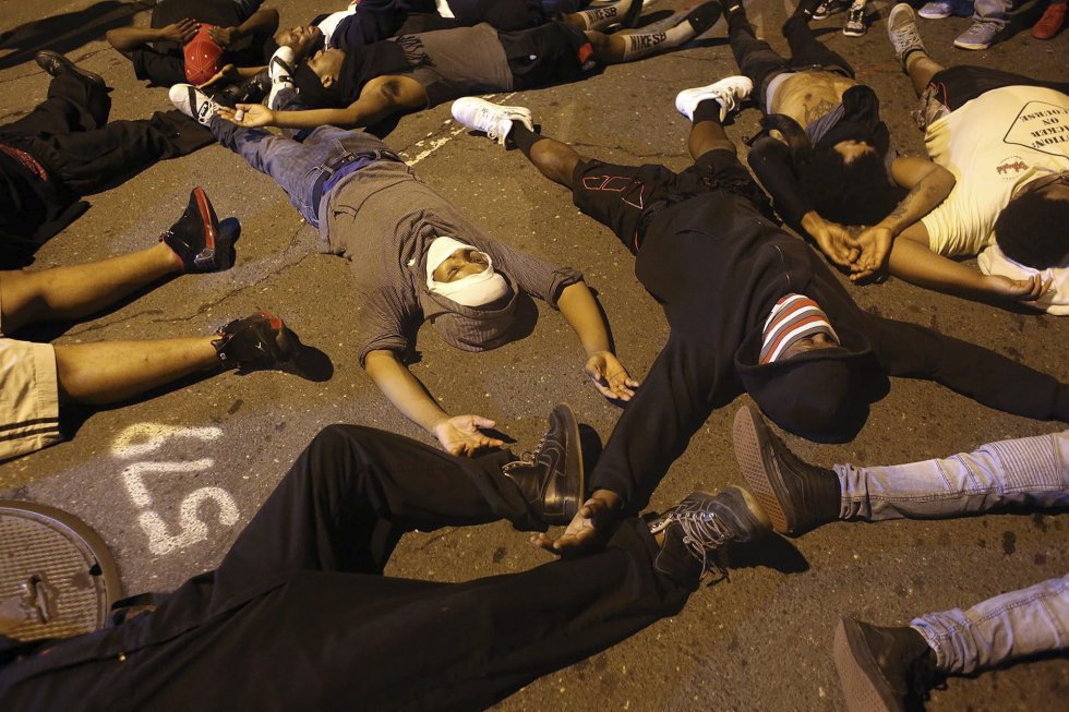 Una manera de protestar es tumbarse en la calle simulando estar muerto. Una manera de protestar es tumbarse en la calle simulando estar muerto.