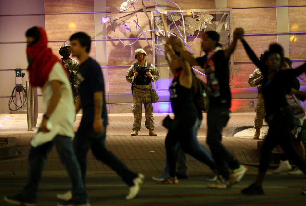Se han desplegado efectivos militares en las calles de Charlotte. Se han desplegado efectivos militares en las calles de Charlotte.
