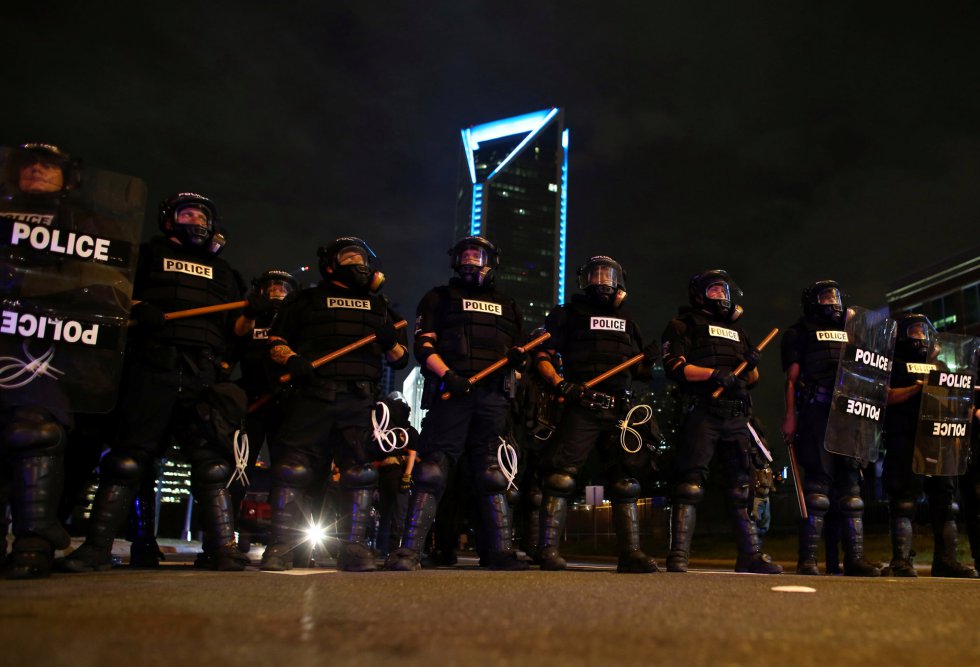 Cientos de policías custodian las marchas. Cientos de policías custodian las marchas.