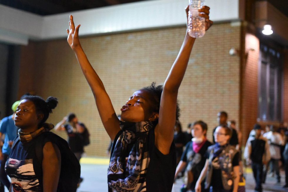 El gobernador de Carolina del Norte Pat McCrory declaró estado de emergencia después que los manifestantes se tomaran las calles de la ciudad. El gobernador de Carolina del Norte Pat McCrory declaró estado de emergencia después que los manifestantes se tomaran las calles de la ciudad.