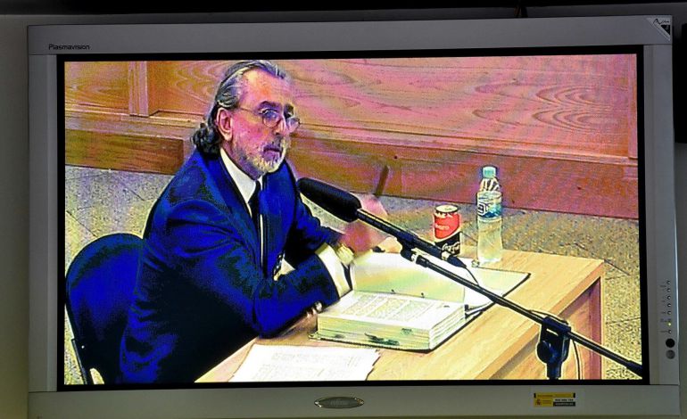 Imagen del monitor de la sala de prensa de la Audiencia Nacional en San Fernando de Henares del presunto cabecilla de la trama Gürtel, Francisco Correa.