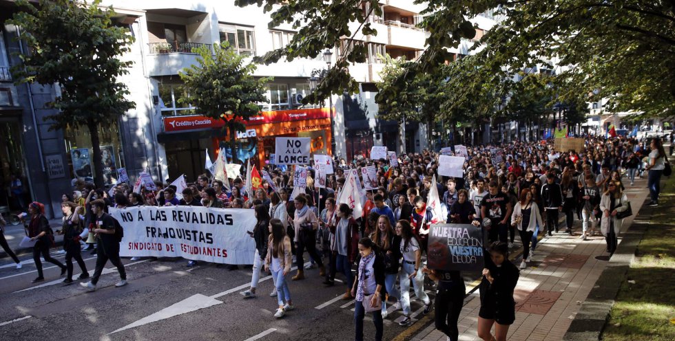 Varios jóvenes durante la manifestación convocada esta jornada en Oviedo. El Sindicato de Estudiantes ha asegurado que la huelga convocada en las aulas está siendo "un éxito" y a nivel estatal el seguimiento es del 90 por ciento. Varios jóvenes durante la manifestación convocada esta jornada en Oviedo. El Sindicato de Estudiantes ha asegurado que la huelga convocada en las aulas está siendo "un éxito" y a nivel estatal el seguimiento es del 90 por ciento.
