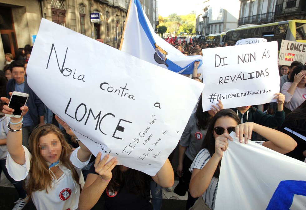 Varios jóvenes, durante la primera huelga estudiantil convocada este curso en rechazo a las reválidas o pruebas finales de ESO y Bachillerato que fija la Lomce, esta jornada en Santiago de Compostela. Varios jóvenes, durante la primera huelga estudiantil convocada este curso en rechazo a las reválidas o pruebas finales de ESO y Bachillerato que fija la Lomce, esta jornada en Santiago de Compostela.