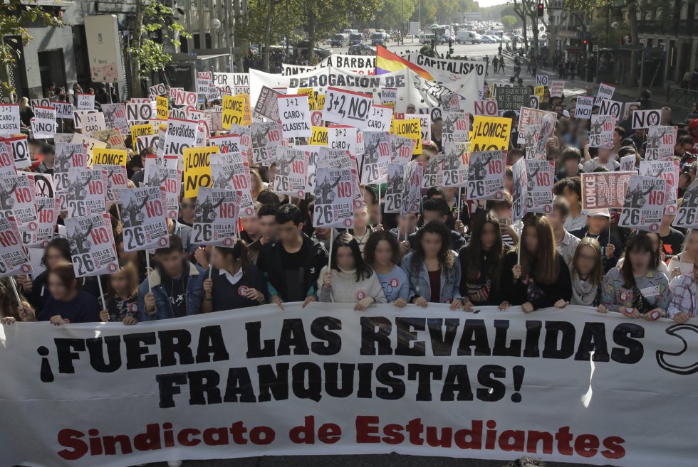 Varios jóvenes durante la marcha estudiantil convocada en Madrid por la Plataforma Regional por la Escuela Pública, que integran CCOO, UGT, el Sindicato de Estudiantes y la FAPA, desde Atocha a Sol. Varios jóvenes durante la marcha estudiantil convocada en Madrid por la Plataforma Regional por la Escuela Pública, que integran CCOO, UGT, el Sindicato de Estudiantes y la FAPA, desde Atocha a Sol.