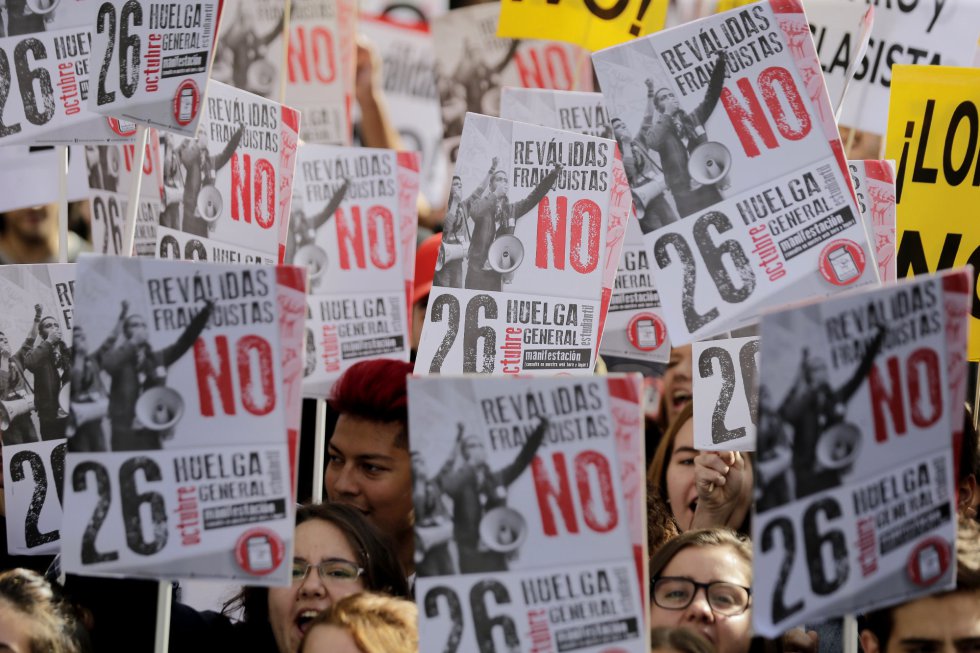 Varios jóvenes durante la marcha estudiantil convocada en Madrid por la Plataforma Regional por la Escuela Pública, que integran CCOO, UGT, el Sindicato de Estudiantes y la FAPA, desde Atocha a Sol. Varios jóvenes durante la marcha estudiantil convocada en Madrid por la Plataforma Regional por la Escuela Pública, que integran CCOO, UGT, el Sindicato de Estudiantes y la FAPA, desde Atocha a Sol.