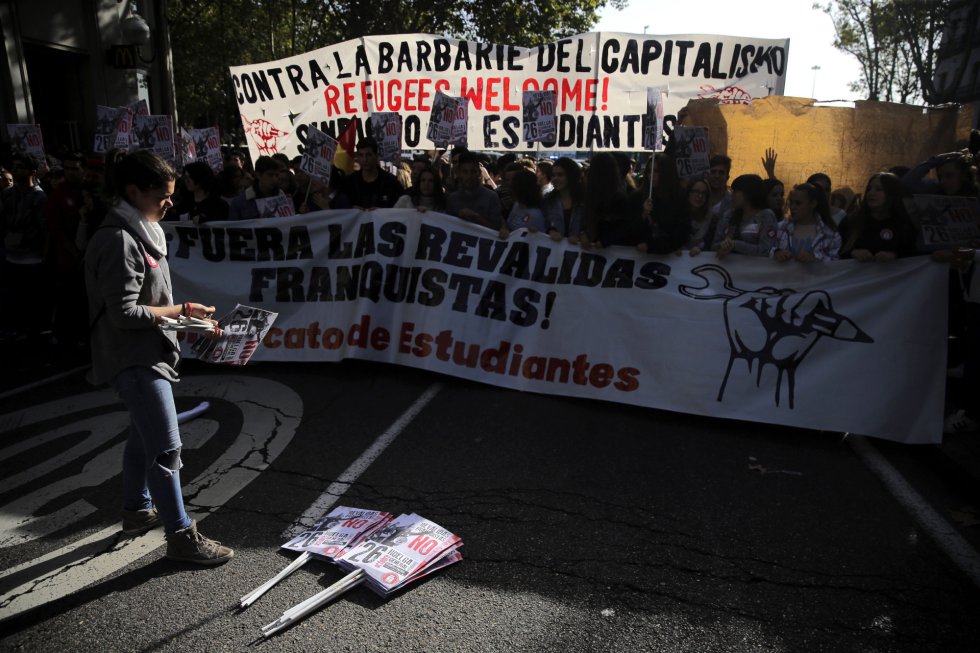 Varios jóvenes durante la marcha estudiantil convocada en Madrid por la Plataforma Regional por la Escuela Pública, que integran CCOO, UGT, el Sindicato de Estudiantes y la FAPA, desde Atocha a Sol. Varios jóvenes durante la marcha estudiantil convocada en Madrid por la Plataforma Regional por la Escuela Pública, que integran CCOO, UGT, el Sindicato de Estudiantes y la FAPA, desde Atocha a Sol.