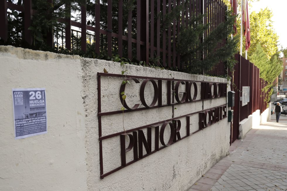 Un cartel anuncia en el acceso al colegio Pintor Rosales de Madrid la primera jornada de huelga estudiantil convocada este curso por el Sindicato de Estudiantes y la Confederación de Padres Ceapa para mostrar el rechazo a las reválidas o pruebas finales de ESO y Bachillerato que fija la Lomce. La protesta va acompañada de manifestaciones en decenas de ciudades. Un cartel anuncia en el acceso al colegio Pintor Rosales de Madrid la primera jornada de huelga estudiantil convocada este curso por el Sindicato de Estudiantes y la Confederación de Padres Ceapa para mostrar el rechazo a las reválidas o pruebas finales de ESO y Bachillerato que fija la Lomce. La protesta va acompañada de manifestaciones en decenas de ciudades.