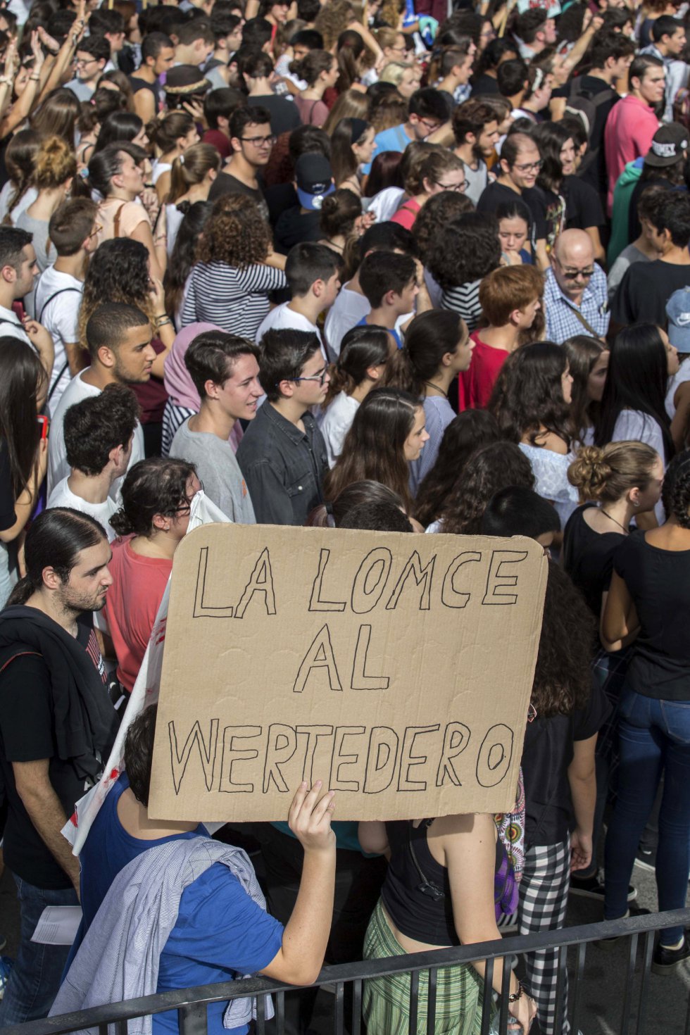 Algunos de los manifestantes que se han concentrado esta jornada frente a la Universidad de Murcia para protestar contra la Lomce, las reválidas y los recortes presupuestarios en educación. Algunos de los manifestantes que se han concentrado esta jornada frente a la Universidad de Murcia para protestar contra la Lomce, las reválidas y los recortes presupuestarios en educación.