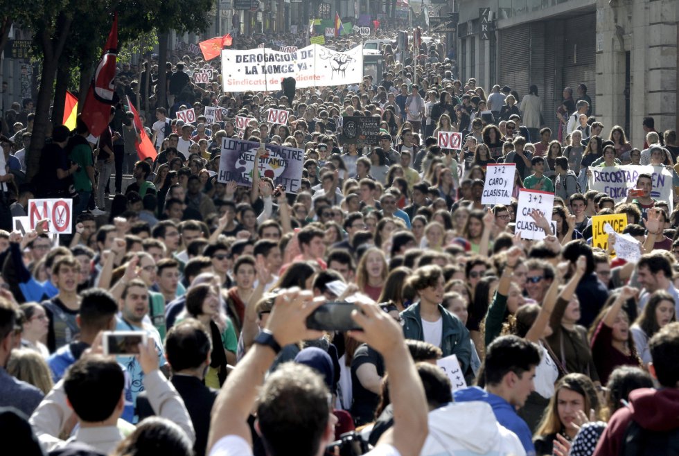 Varios jóvenes durante la marcha estudiantil convocada en Madrid por la Plataforma Regional por la Escuela Pública, que integran CCOO, UGT, el Sindicato de Estudiantes y la FAPA. Varios jóvenes durante la marcha estudiantil convocada en Madrid por la Plataforma Regional por la Escuela Pública, que integran CCOO, UGT, el Sindicato de Estudiantes y la FAPA.