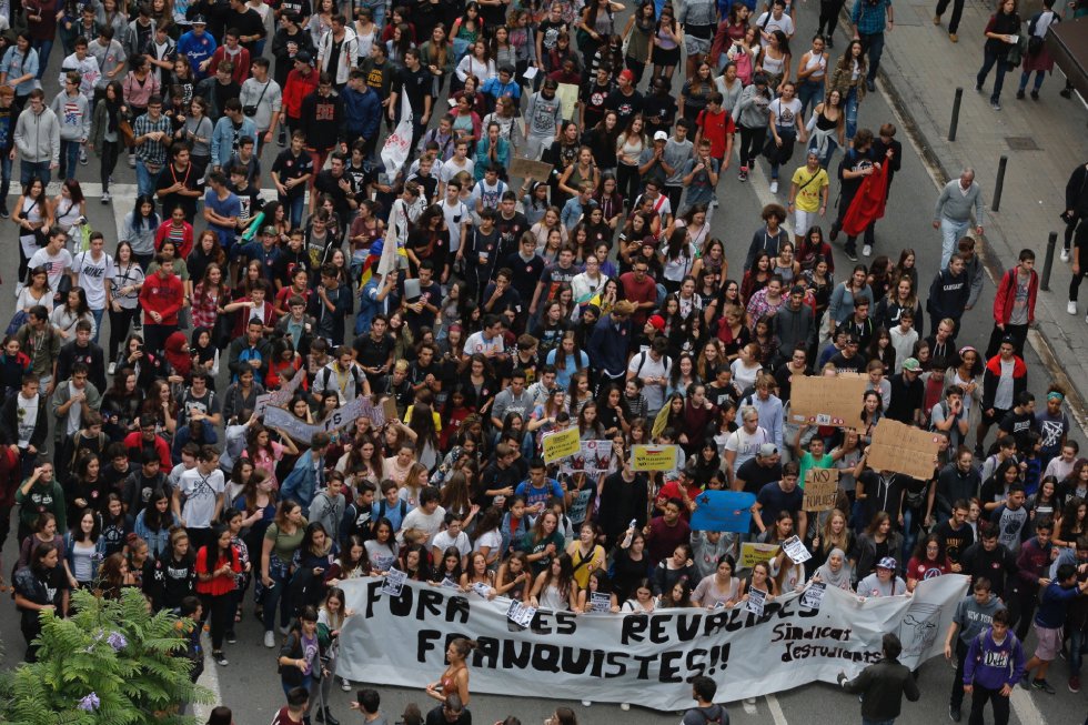 Varios centenares de estudiantes, la mayoría de secundaria, se manifiestan por el centro de Barcelona contra la Lomce y los exámenes de reválida que establece esta ley. Varios centenares de estudiantes, la mayoría de secundaria, se manifiestan por el centro de Barcelona contra la Lomce y los exámenes de reválida que establece esta ley.
