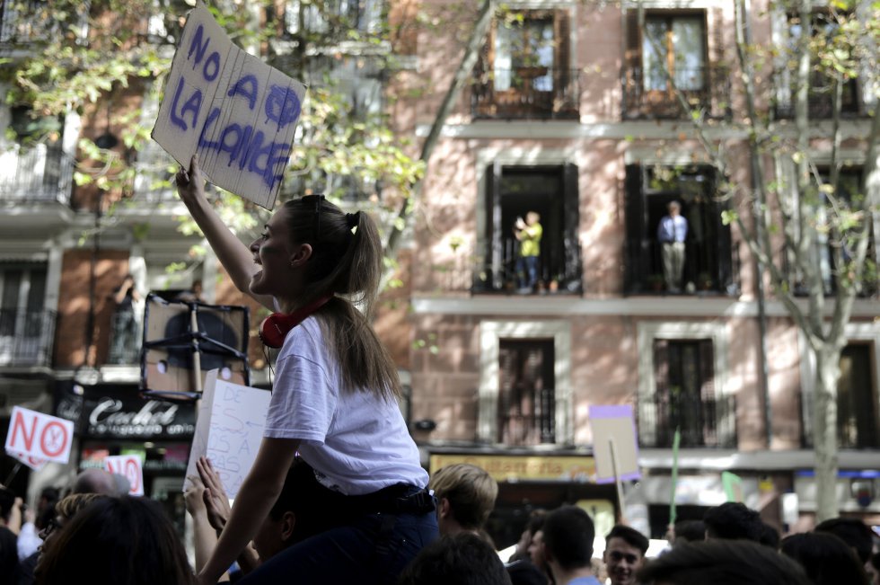 Varios jóvenes durante la marcha estudiantil convocada en Madrid por la Plataforma Regional por la Escuela Pública. Varios jóvenes durante la marcha estudiantil convocada en Madrid por la Plataforma Regional por la Escuela Pública.