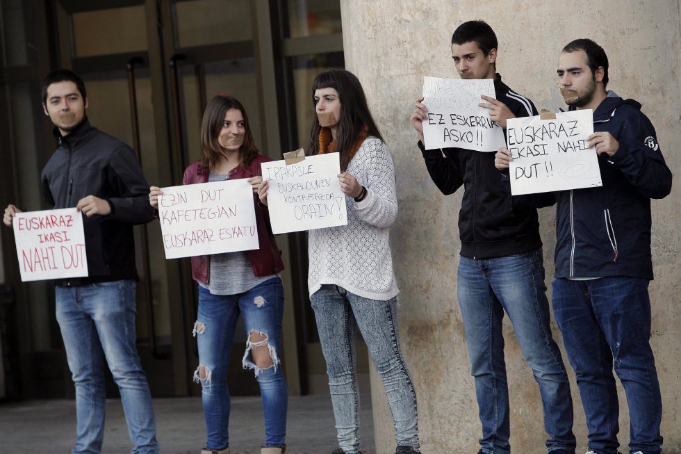 Colectivos del sector de la educación y partidos políticos han convocado para esta jornada diversas movilizaciones contra las reválidas, la Lomce y los recortes, con una hora de paro en los centros educativos y concentraciones sindicales frente a la sede del Departamento de Educación en Pamplona. Colectivos del sector de la educación y partidos políticos han convocado para esta jornada diversas movilizaciones contra las reválidas, la Lomce y los recortes, con una hora de paro en los centros educativos y concentraciones sindicales frente a la sede del Departamento de Educación en Pamplona.