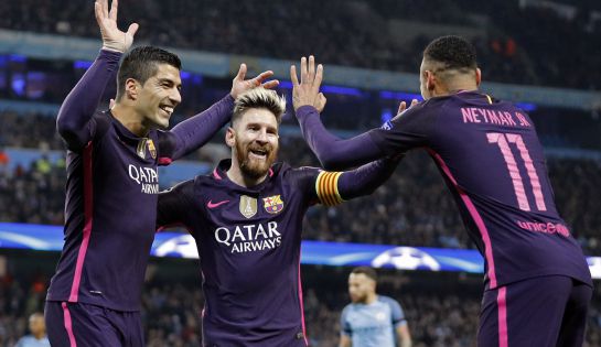 El tridente celebra el gol de Messi.