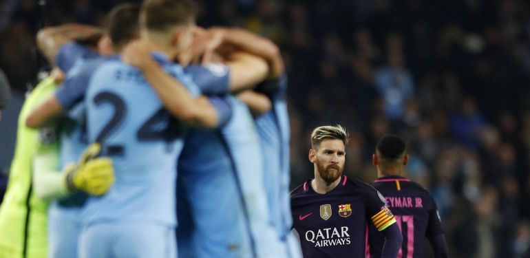 Los jugadores del City celebran un gol ante la decepción de Leo Messi.