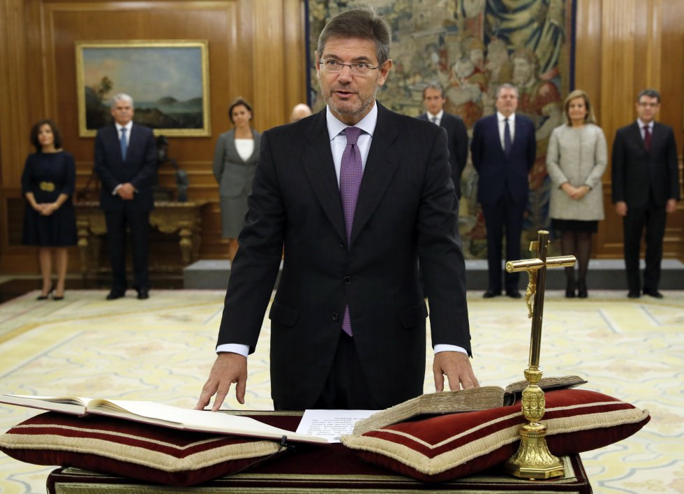 El ministro de Justicia Rafael Catalá, ha sido el primero en jurar hoy ante el rey, en el Palacio de la Zarzuela. El ministro de Justicia Rafael Catalá, ha sido el primero en jurar hoy ante el rey, en el Palacio de la Zarzuela.