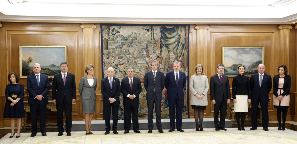 Los trece ministros del nuevo Gobierno de Mariano Rajoy, poco antes de la jura de sus cargos ante el rey. Los trece ministros del nuevo Gobierno de Mariano Rajoy, poco antes de la jura de sus cargos ante el rey.
