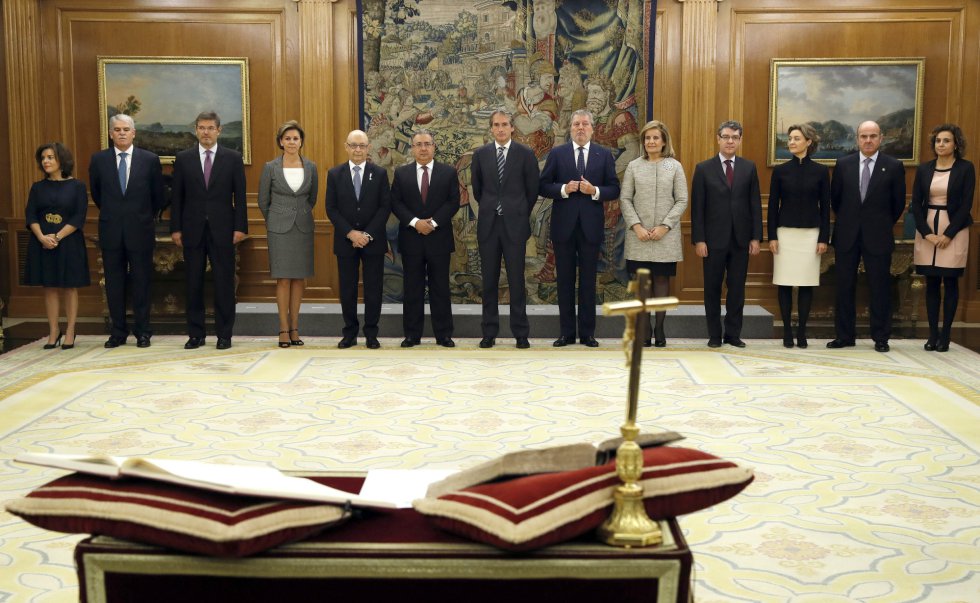 De izquierda a derecha: Soraya Sáenz de Santamaría, Alfonso Dastis, Rafael Catalá, María Dolores de Cospedal, Cristóbal Montoro, Juan Ignacio Zoido, Íñigo de la Serna, Íñigo Méndez de Vigo, Fátima Báñez, Álvaro Nadal, Isabel García Tejerina, Luis de Guindos y Dolors Montserrat. De izquierda a derecha: Soraya Sáenz de Santamaría, Alfonso Dastis, Rafael Catalá, María Dolores de Cospedal, Cristóbal Montoro, Juan Ignacio Zoido, Íñigo de la Serna, Íñigo Méndez de Vigo, Fátima Báñez, Álvaro Nadal, Isabel García Tejerina, Luis de Guindos y Dolors Montserrat.