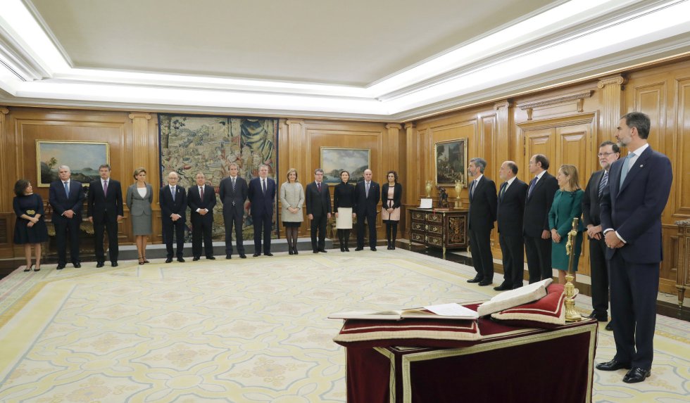 Los 13 ministros del nuevo Gobierno de Mariano Rajoy, han jurado o prometido hoy sus cargos ante el Rey en una ceremonia celebrada en el Palacio de la Zarzuela. Los 13 ministros del nuevo Gobierno de Mariano Rajoy, han jurado o prometido hoy sus cargos ante el Rey en una ceremonia celebrada en el Palacio de la Zarzuela.