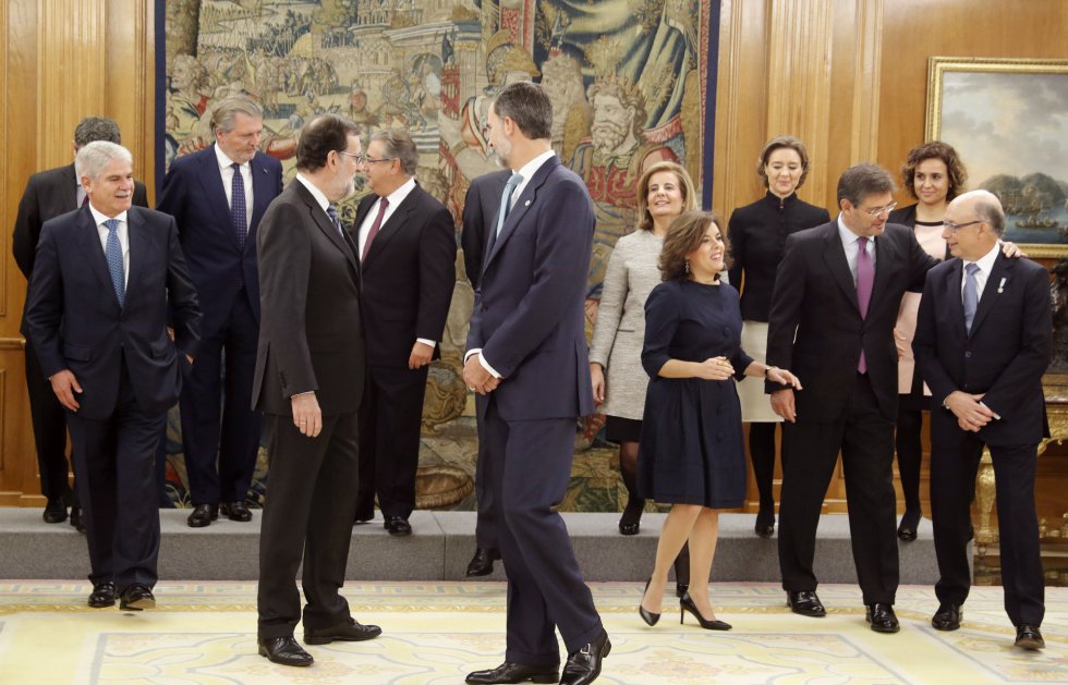 El rey Felipe VI junto al jefe del Ejecutivo, Mariano Rajoy, y los 13 ministros de su nuevo Gobierno. El rey Felipe VI junto al jefe del Ejecutivo, Mariano Rajoy, y los 13 ministros de su nuevo Gobierno.