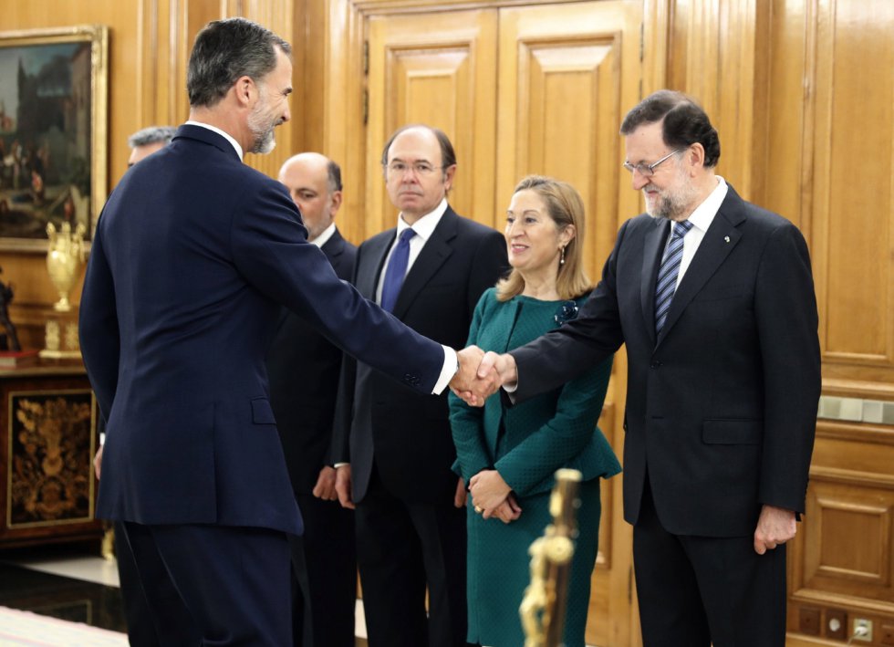 El rey la presidenta del Congreso, Ana Pastor, y el presidente del Senado, Pío García Escudero. El rey la presidenta del Congreso, Ana Pastor, y el presidente del Senado, Pío García Escudero.