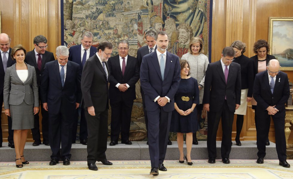 El rey junto a los 13 ministros del nuevo Gobierno de Mariano Rajoy. El rey junto a los 13 ministros del nuevo Gobierno de Mariano Rajoy.