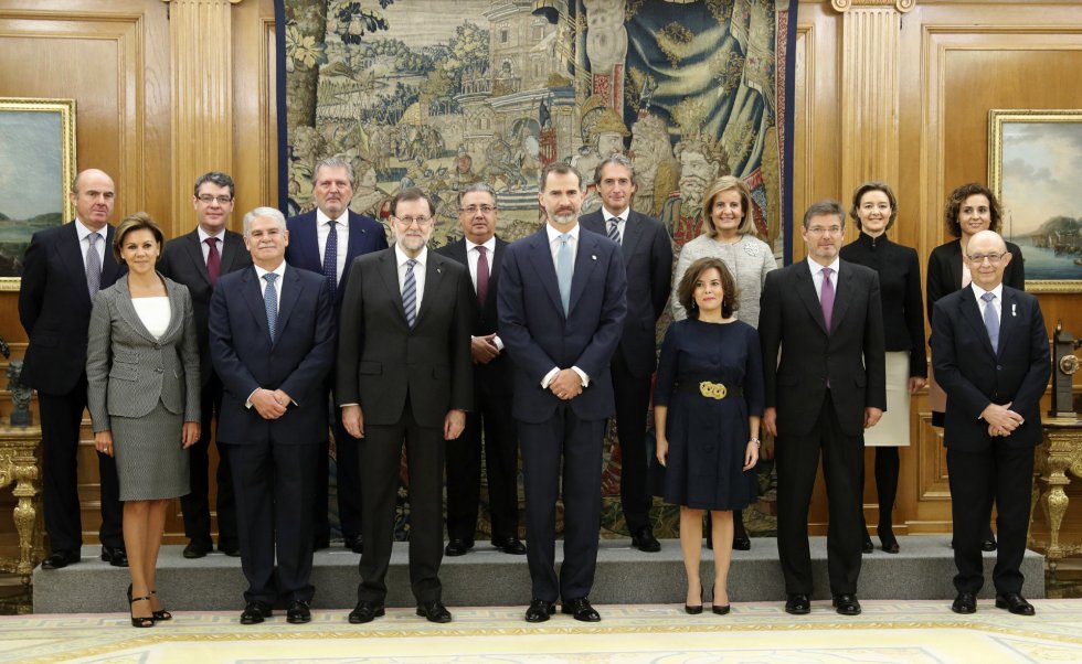 El rey Felipe VI posa con el jefe del Ejecutivo, Mariano Rajoy, y los ministros de su nuevo Gobierno. El rey Felipe VI posa con el jefe del Ejecutivo, Mariano Rajoy, y los ministros de su nuevo Gobierno.