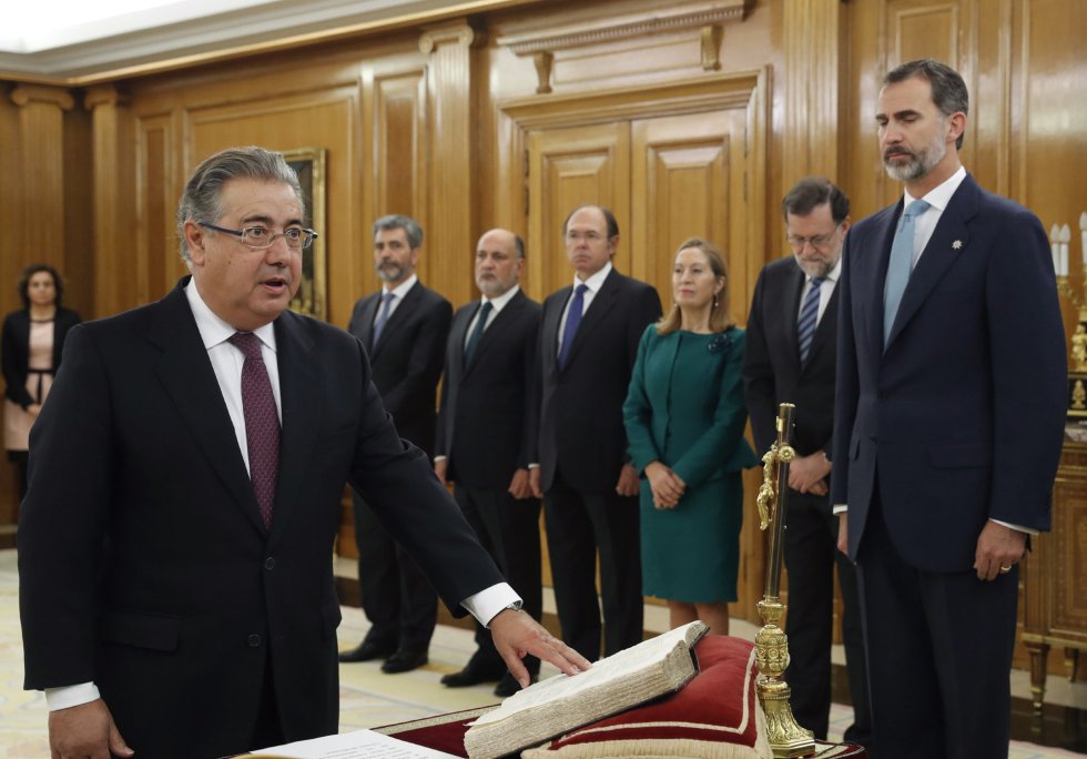 El ministro del Interior, Juan Ignacio Zoido Álvarez, jura su cargo ante el rey. El ministro del Interior, Juan Ignacio Zoido Álvarez, jura su cargo ante el rey.