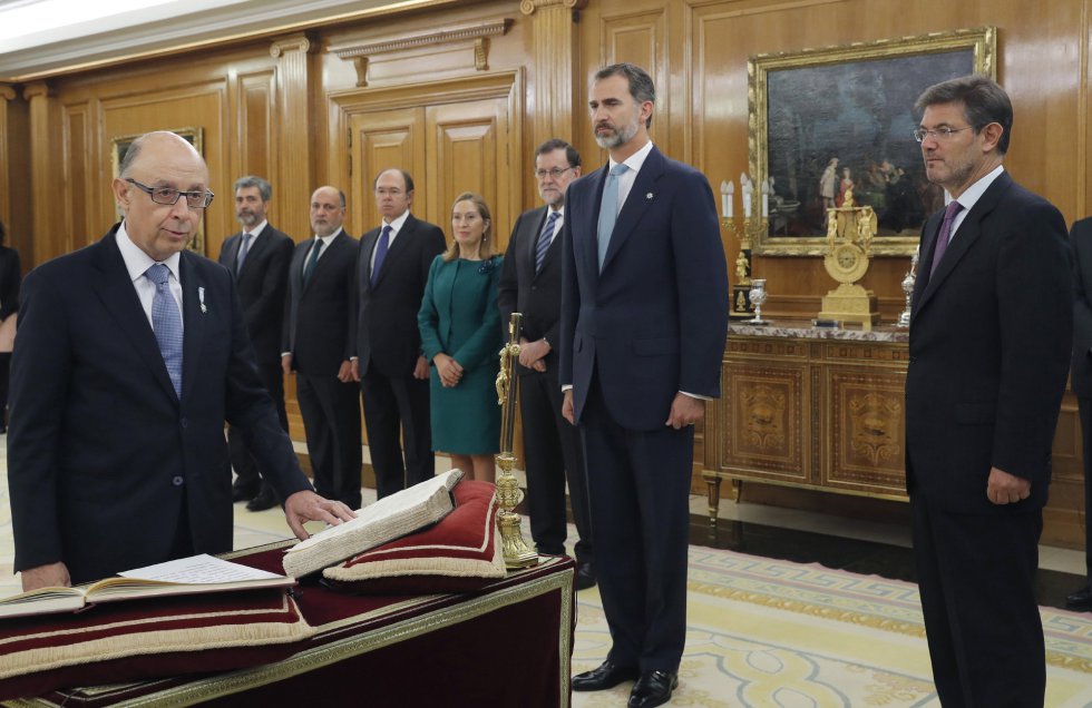 El ministro de Hacienda, Cristóbal Montoro, jura su cargo hoy ante el rey. El ministro de Hacienda, Cristóbal Montoro, jura su cargo hoy ante el rey.