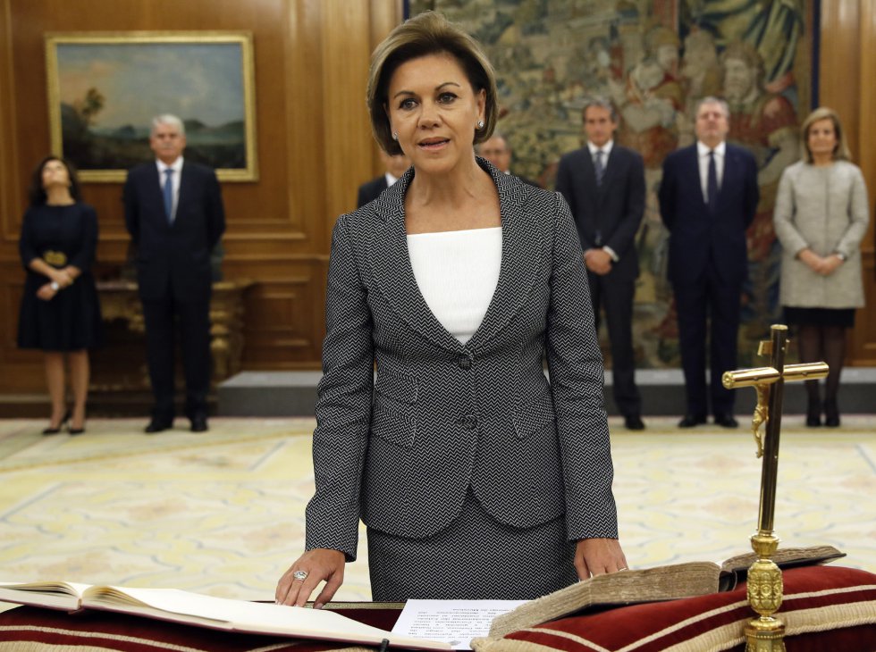 La ministra de Defensa, Maria Dolores de Cospedal, promete su cargo ante el rey. La ministra de Defensa, Maria Dolores de Cospedal, promete su cargo ante el rey.