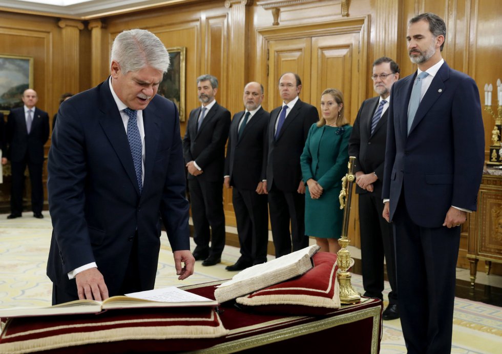 El nuevo ministro de Asuntos Exteriores y Cooperación, Alfonso Dastis, jura su cargo hoy ante el rey. El nuevo ministro de Asuntos Exteriores y Cooperación, Alfonso Dastis, jura su cargo hoy ante el rey.