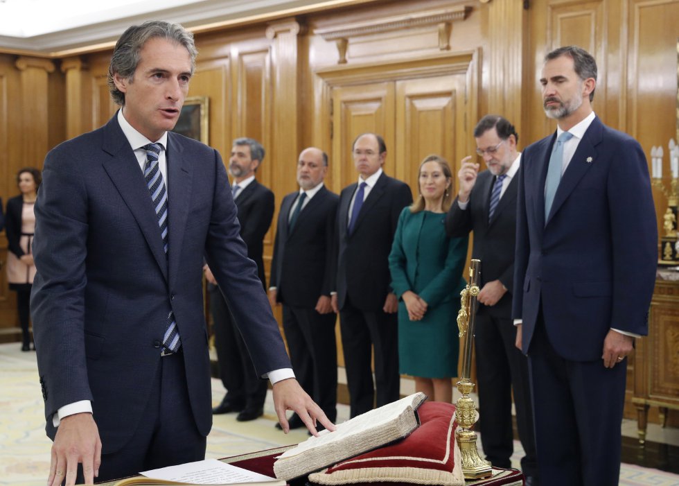 El ministro de Fomento, Íñigo de la Serna Hernáiz, jura su cargo. El ministro de Fomento, Íñigo de la Serna Hernáiz, jura su cargo.