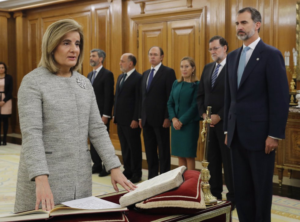La ministra de Empleo y Seguridad Social, Fátima Báñez, jura su cargo ante el rey. La ministra de Empleo y Seguridad Social, Fátima Báñez, jura su cargo ante el rey.