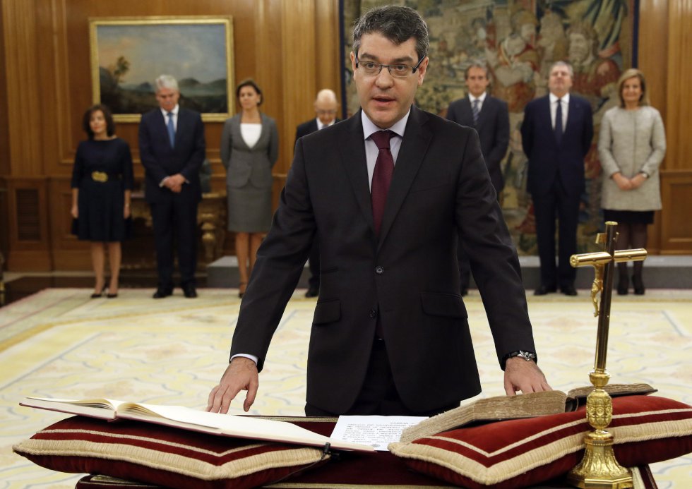 El ministro de Energía, Turismo y Agenda Digital, Álvaro Nadal, jura su cargo. El ministro de Energía, Turismo y Agenda Digital, Álvaro Nadal, jura su cargo.
