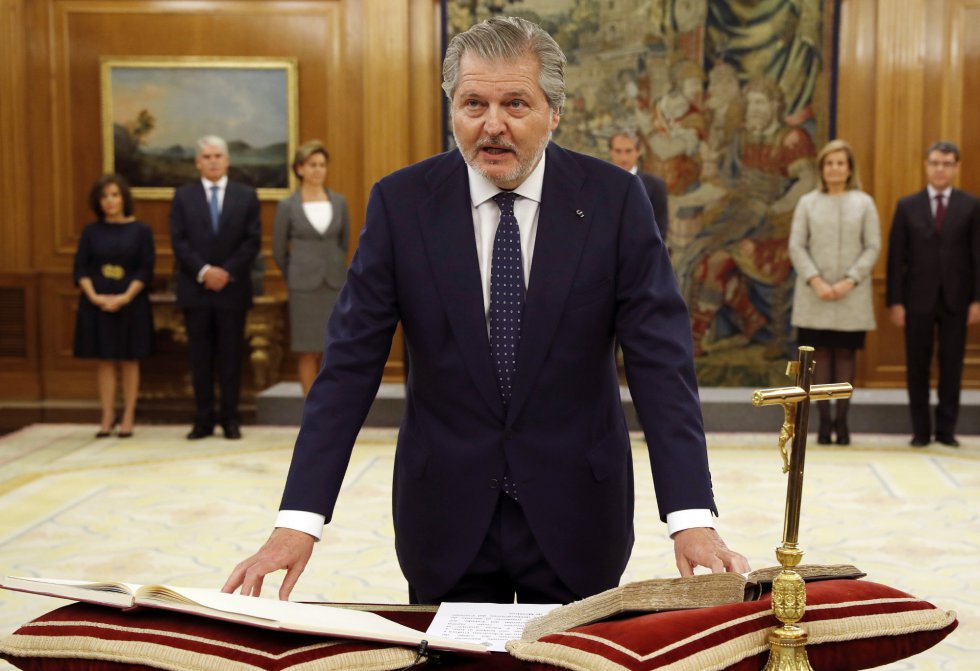 El ministro Educación, Cultura y Deporte, Íñigo Méndez de Vigo, jura su cargo ante el rey. El ministro Educación, Cultura y Deporte, Íñigo Méndez de Vigo, jura su cargo ante el rey.