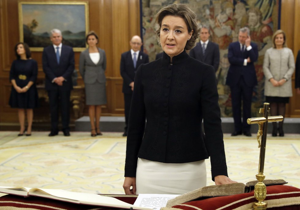 La ministra de Agricultura, Pesca, Alimentación y Medio Ambiente, Isabel Garcia Tejerina, jura su cargo ante el rey. La ministra de Agricultura, Pesca, Alimentación y Medio Ambiente, Isabel Garcia Tejerina, jura su cargo ante el rey.