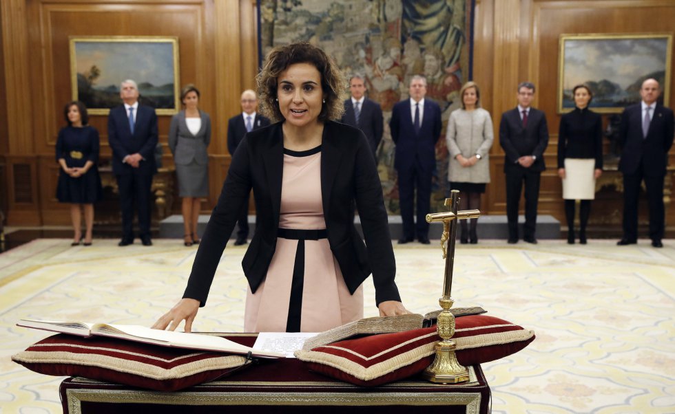 La ministra en Sanidad, Servicios Sociales e Igualdad, Dolors Montserrat, jura su cargo. La ministra en Sanidad, Servicios Sociales e Igualdad, Dolors Montserrat, jura su cargo.