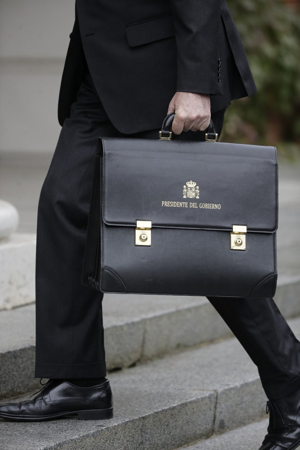 Detalle de la cartera del presidente del Gobierno, Mariano Rajoy, a su llegada hoy al Palacio de la Moncloa. Detalle de la cartera del presidente del Gobierno, Mariano Rajoy, a su llegada hoy al Palacio de la Moncloa.