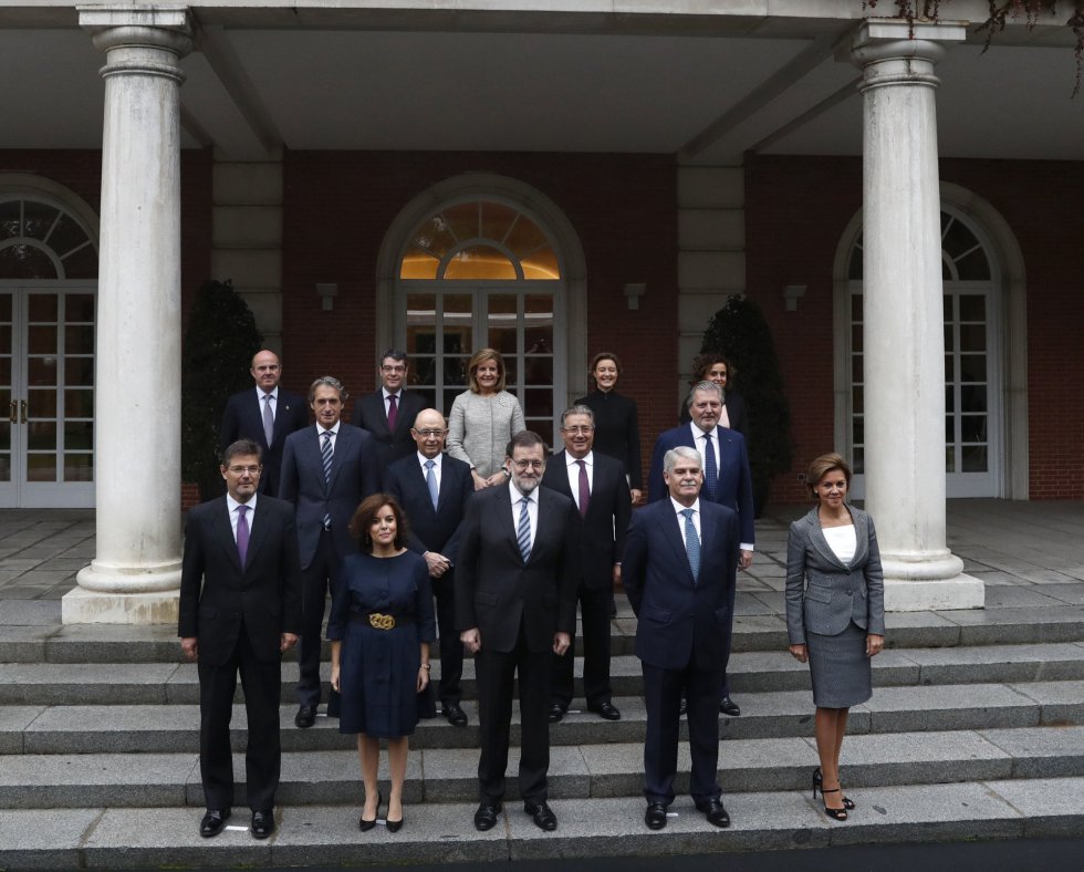 Fotografía de familia de los integrantes del nuevo Gobierno en las escalinatas del Palacio de La Moncloa. Fotografía de familia de los integrantes del nuevo Gobierno en las escalinatas del Palacio de La Moncloa.