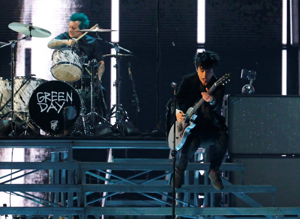 La banda de rock band Green Day actúa en el escenario de los premios MTV europeos 2016.
La banda de rock band Green Day actúa en el escenario de los premios MTV europeos 2016.