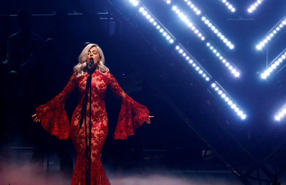 Bebe Rexha actúa en el escenario de los premios MTV europeos 2016. Bebe Rexha actúa en el escenario de los premios MTV europeos 2016.