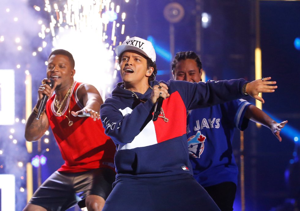 Bruno Mars actúa en el escenario de los premios europeos MTV.
Bruno Mars actúa en el escenario de los premios europeos MTV.