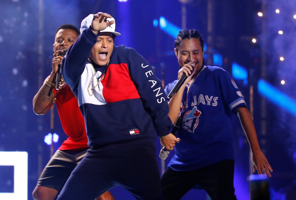 Bruno Mars actúa en el escenario de los premios europeos MTV. Bruno Mars actúa en el escenario de los premios europeos MTV.