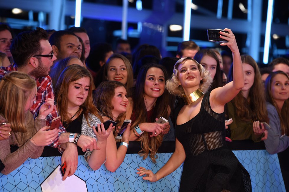 La cantante Anne-Marie se hace un selfie con sus seguidores. La cantante Anne-Marie se hace un selfie con sus seguidores.