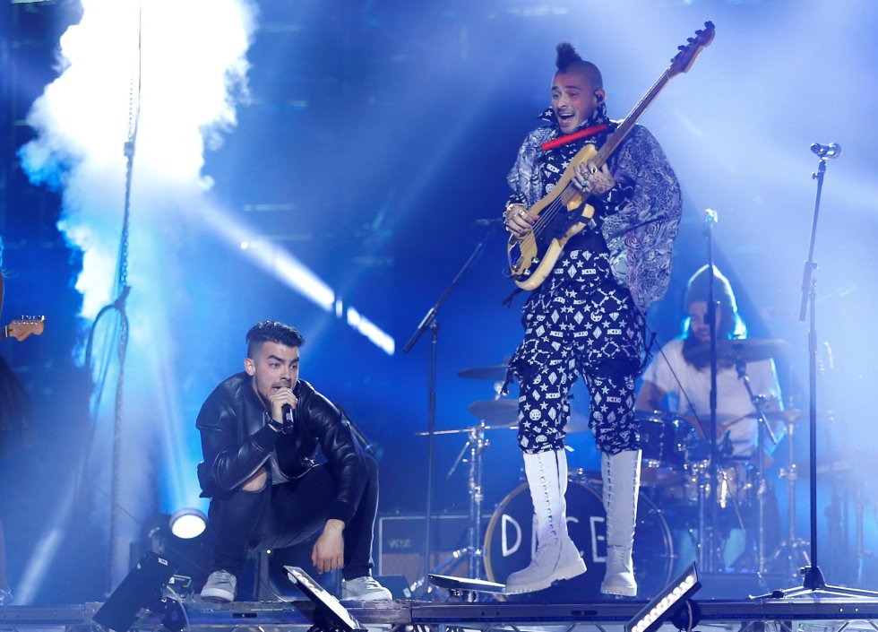 Actuación de la banda de rock DNCE. Actuación de la banda de rock DNCE.