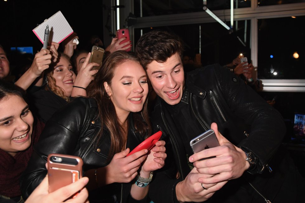 Shawn Mendes posa junto a sus seguidores. Shawn Mendes posa junto a sus seguidores.