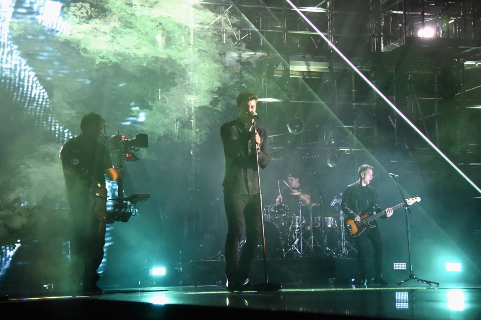 Shawn Mendes actúa en el escenario de los premios MTV.
Shawn Mendes actúa en el escenario de los premios MTV.