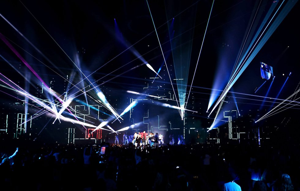 DJ Afrojack y Fais actúan en el escenario.
DJ Afrojack y Fais actúan en el escenario.