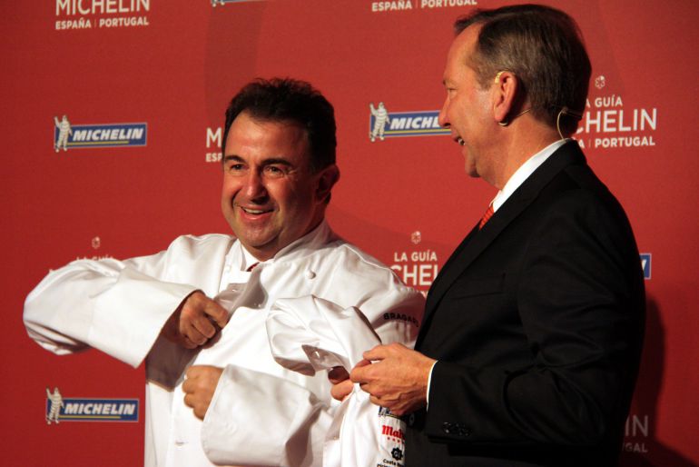 Martín Berasategui, colacándose su segunda chaquetilla con tres estrellas Michelin.
