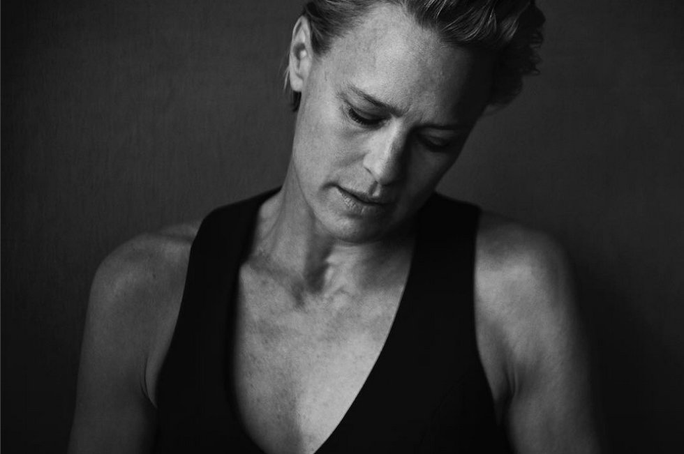 Fotografía de la actriz norteamericana Robin Wright. El autor de las fotos, el alemán Lindbergh, explicó en la presentación que su objetivo era lograr una imagen más "emocional y real" de las modelos. Fotografía de la actriz norteamericana Robin Wright. El autor de las fotos, el alemán Lindbergh, explicó en la presentación que su objetivo era lograr una imagen más "emocional y real" de las modelos.