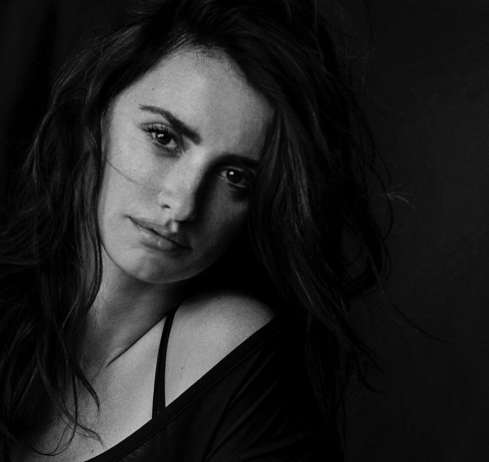 La actriz española Penélope Cruz es una de las protagonsitas Calendario Pirelli 2017, obra del fotógrafo alemán Peter Lindbergh. Todas las fotos son en blanco y negro y las actrices posan sin maquillaje. La actriz española Penélope Cruz es una de las protagonsitas Calendario Pirelli 2017, obra del fotógrafo alemán Peter Lindbergh. Todas las fotos son en blanco y negro y las actrices posan sin maquillaje.